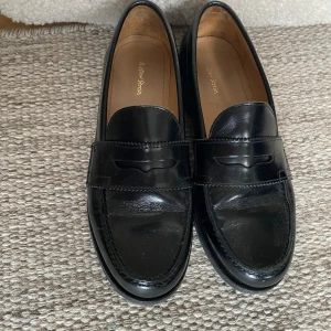 Lack loafers från & Other Stories - Lack loafers i fint skick som endast är lite använda. De har gångveck vilket skor i lack får. Lite repor, se när bild på häl. Är en liten storlek 37 som jag skulle säga snarare är storlek 36. Smal läst