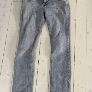 Grå jeansbyxor - Snygga ltb jeans som är lågmidjade med straight/flare fit. 🌪️🙌