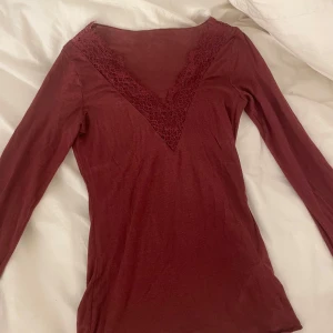 Vinröd intimissmi tröja  - Tröjan är knappt använd (Max 5 gånger) men säljer då jag inte använder den. Helt fel fri, som ny. 
