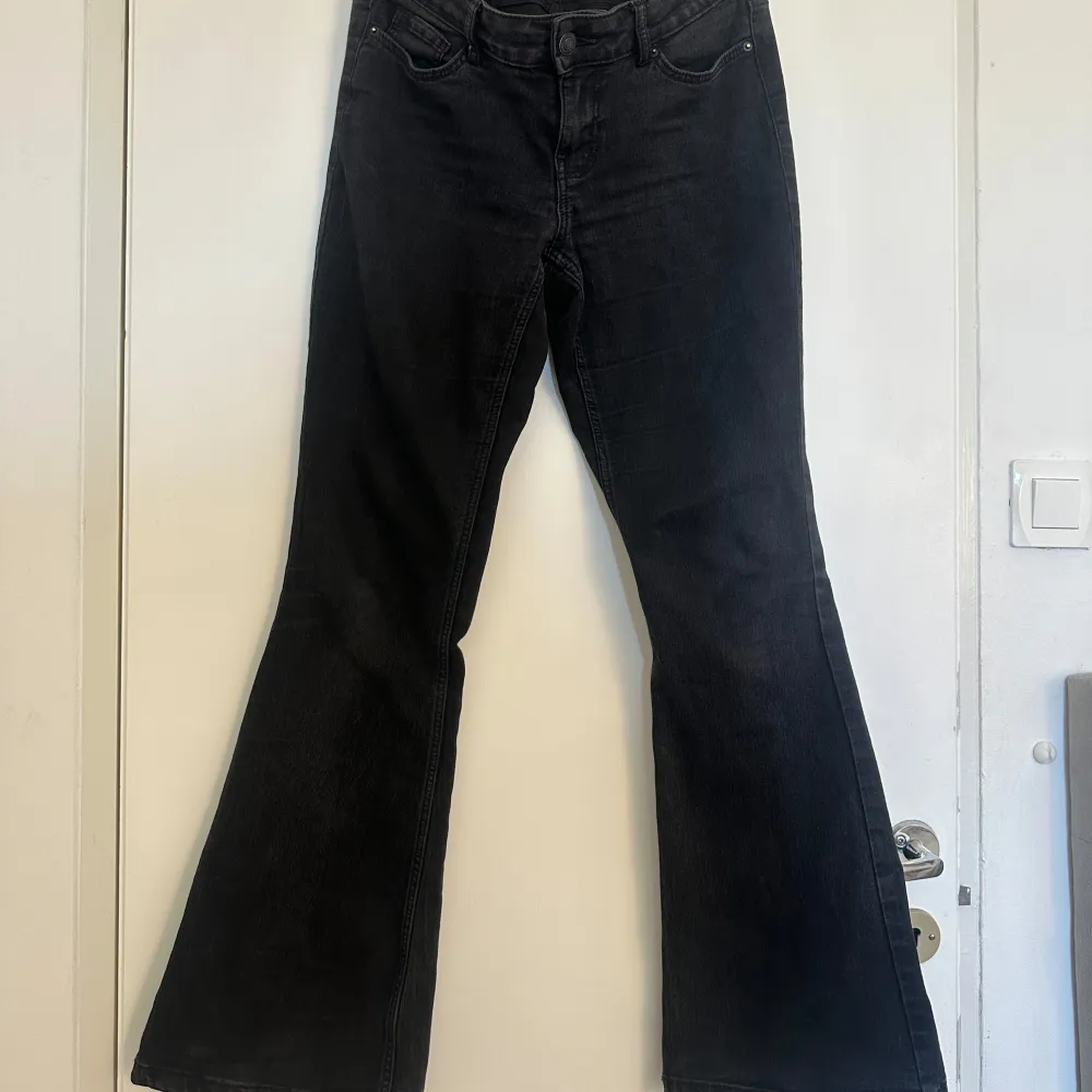 Säljer dessa super fina svarta lågmidjade bootcut jeansen i stl 38 från vero Moda. Köpte dem för runt ett år sedan och de har tecken på användning här och där men inget som förstör