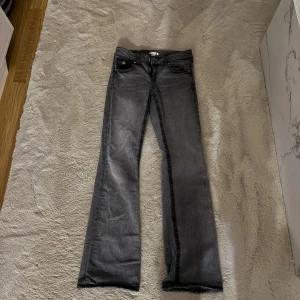 Gina Tricot Low waist jeans Tall - Använda. Säljer på grund av att de är för långa💕