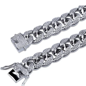 Glittrigt armband i silver - Snyggt armband i silver med glittriga detaljer. Armbandet har en robust kedjedesign och ett fyrkantigt lås dekorerat med små stenar. Perfekt för att ge en extra touch av glamour.