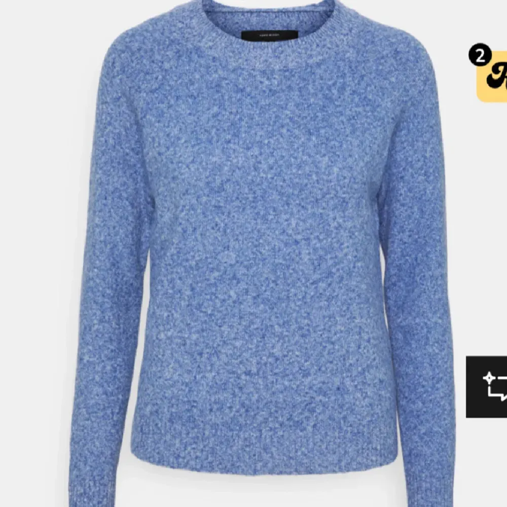 Säljer en snygg blå stickad tröja med rund hals och långa ärmar. Perfekt för kyligare dagar och ger en stilren look. Passar bra till både jeans och kjol.. Neuletakit & Villapaidat.