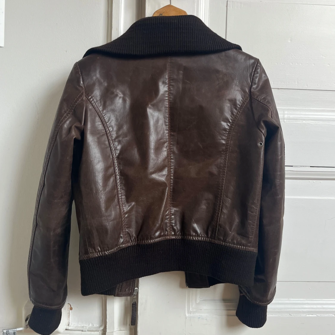 Brun skinnjacka med dragkedja - 4