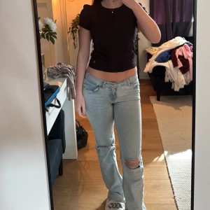 Svart T-shirt med puffiga armar  - Säljer den här jättesöta T-shirten med puffiga ärmar från ü by Kappahl i storlek 134/140. 