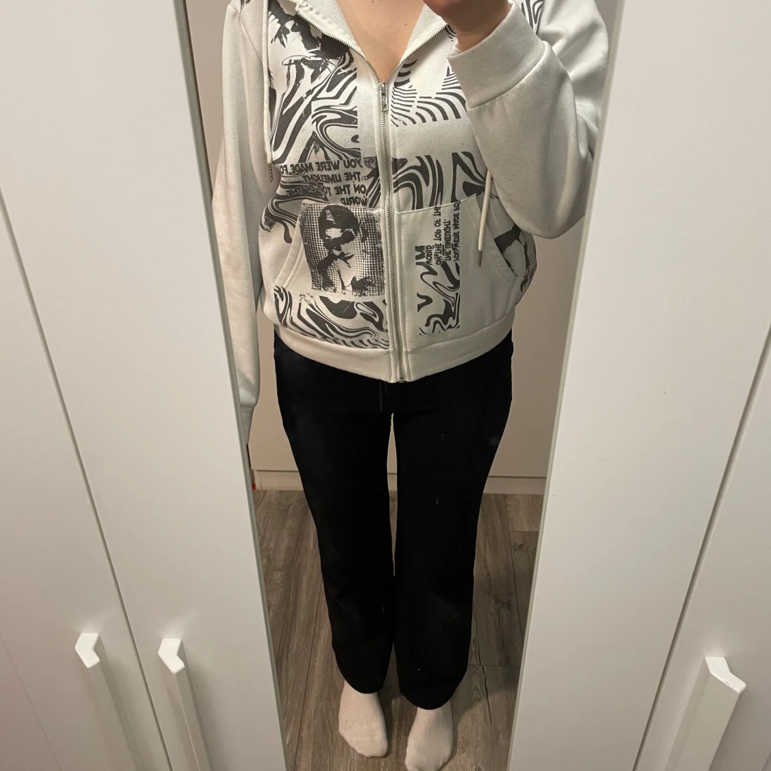 Vit och svart mönstrad hoodie  - 1