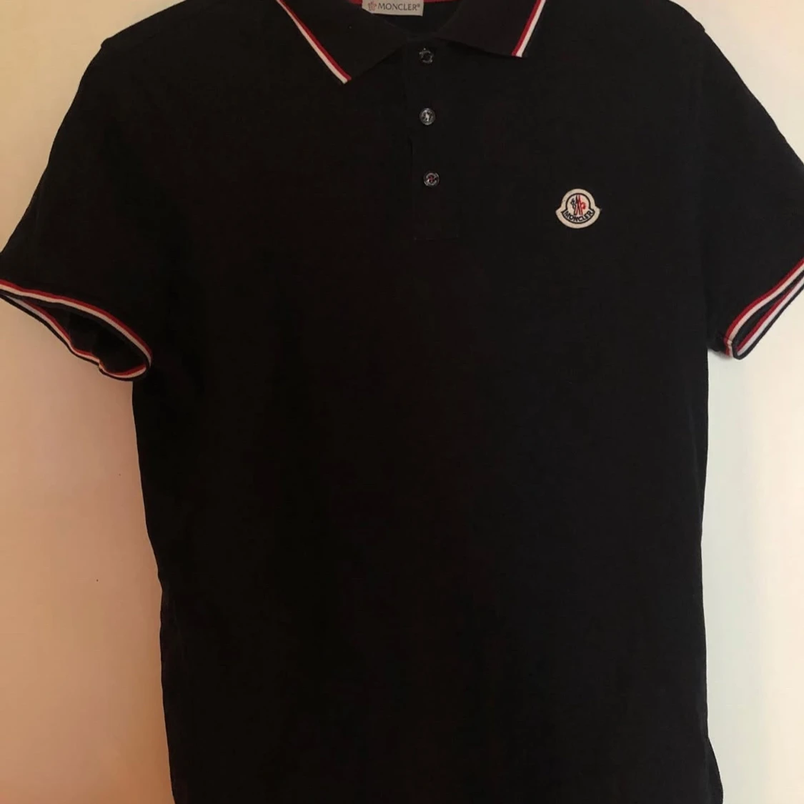 Svart pikétröja från Moncler