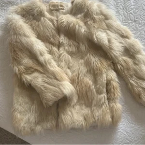 Beige pälsjacka från Diva Shop - Säljer en beige pälsjacka från Diva Shop. 