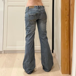 Lågmidjade bootcut jeans💕 - Midja 44x2 cm, gren 21 cm o innerben 84 cm!!Vintage lågmidjade men tyvärr för stora för mig. Storleksmärkning saknas så uppskattat den men det är måtten som gäller om man köper!!!