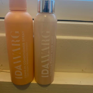 Hårprodukter från Ida Warg - Två hårprodukter från Ida Warg. En leave-in conditioner spray i en persikofärgad flaska och en vanilj fudge hair mist i en ljusrosa flaska med silverlock. Perfekta för att vårda och fräscha upp håret med en härlig doft. 150 för båda 