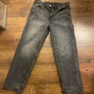 Grå baggy jeans från H&M - Säljer ett par grå baggy jeans från H&M i loose fit. 