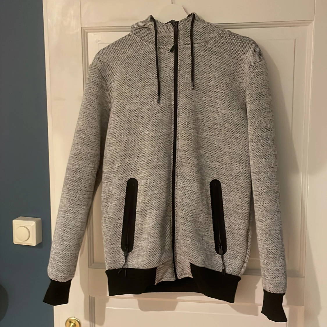 Grå och svart jacka/hoodie från Smog