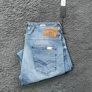 Replay anbass jeans  - Helt nya Replay jeans! Börja följ för jag har över 100 par helt nya Replay jeans som kommer laddas upp!!!Tyvärr kan jag inte skicka bild när jag själv bär plagget då jag för det första ofta inte kan ha storlekarna jag säljer och för det andra skulle det bli alldeles för mycket jobb när jag säljer så mycket, så jag rekommenderar att man kikar måtten i beskrivningen heller googlar på modellnamnet för att se passformen :) (4) längd 104cm midja 44cm benvidd 17,5cm 