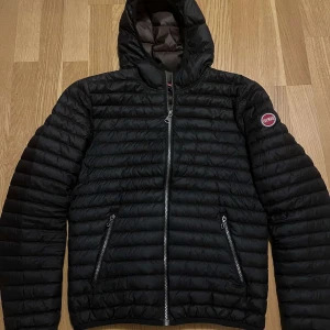  jacka från Colmar - Snygg svart jacka från märket colmar i mycket gott skick, jackan är storlek 18 år men sitter som en S