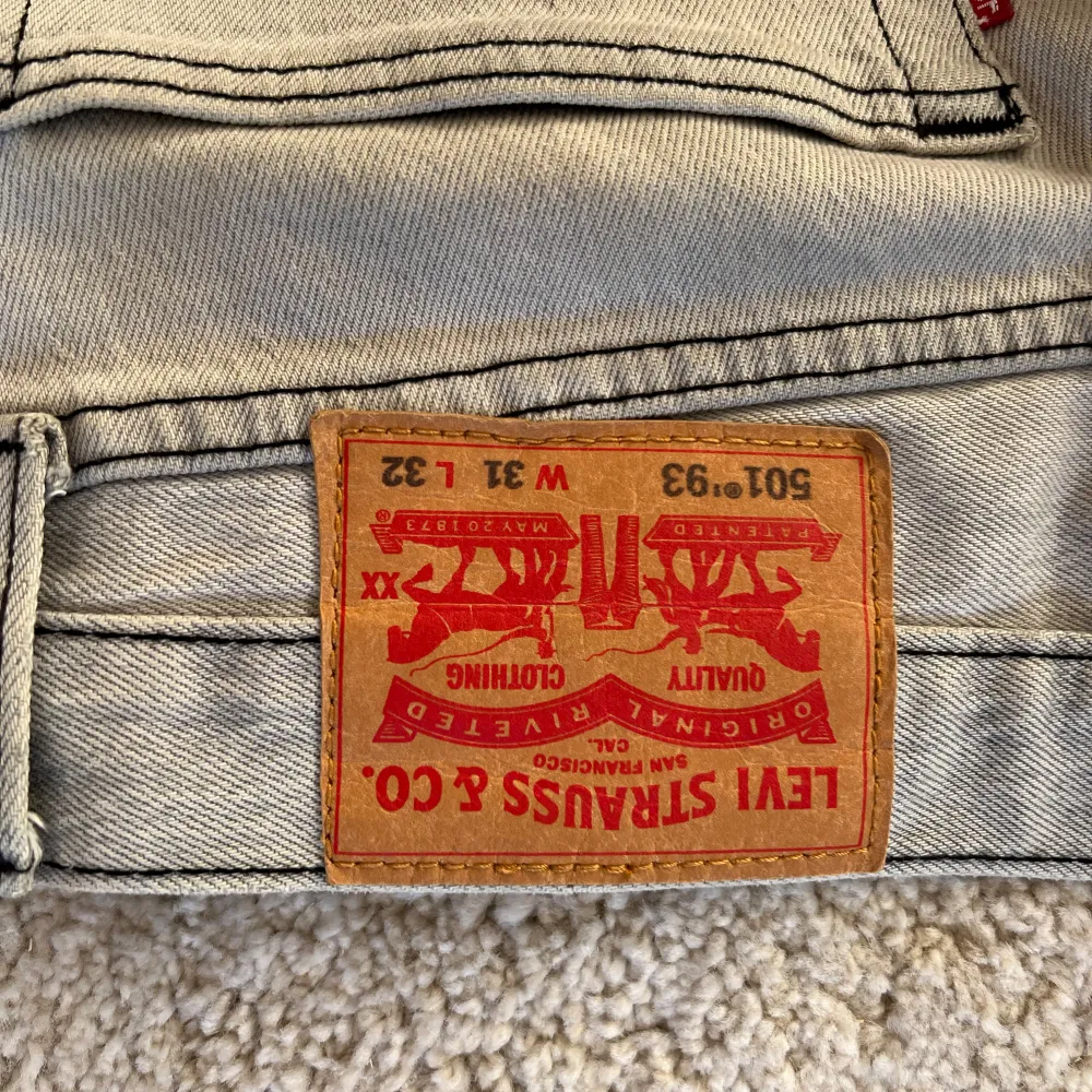 Säljer ett par klassiska beige Levis 501 jeans. De har en rak passform och är tillverkade i slitstarkt denim. Perfekta för en avslappnad stil. Något smutsiga!. Farkut & Housut.