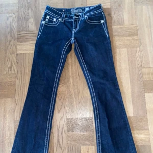 Mörkblå Miss Me jeans - Otroligt snygga Miss Me jeans med broderade detaljer samt kors i diamanter på bakfickorna, finns ej att köpa någon annanstans då dessa är vintage. 💙Jag är ledsen att behöva sälja dessa men gör det då de inte passar mig och går inte till användning. Kontakta mig för exakta mått & övriga frågor 🌺❤️