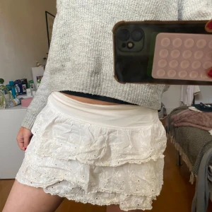 Vit volangkjol  - En vit volangkjol perfekt till sommaren💓 Ett hål under en av volangerna som man bara ser om man lyfter upp volangen (kolla sista bild) 