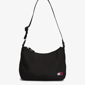 Svart axelväska från Tommy Jeans - Säljer en svart oanvänd axelväska från Tommy hilfigher. Inget slitage och fin. Pris kan diskuteras