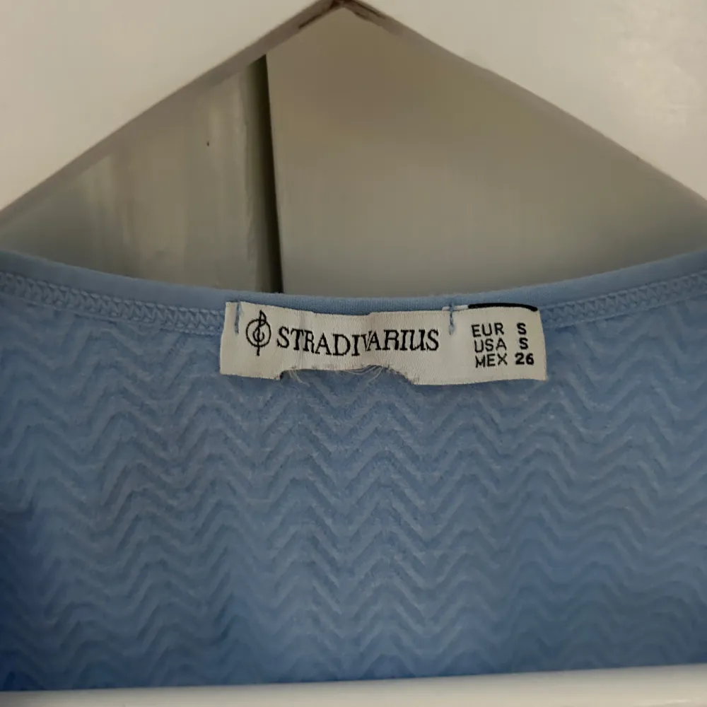 Säljer en snygg blå ribbad topp från Stradivarius. Toppen har en v-ringad design. Säljer pågrund av att jag inte längre använder den. Pris kan diskuteras vid snabb affär😊. Yläosat.