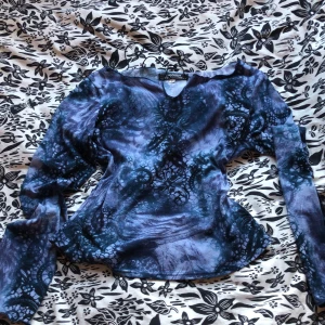 Blå långärmad topp från Knockout - Säljer en cool blå långärmad topp från Knockout med ett unikt mönster. Toppen är tillverkad i Australien och är perfekt för att ge din outfit en extra edge! 💙