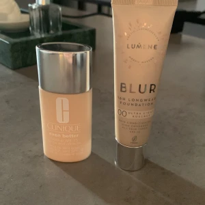 Foundation från Clinique och Lumene - Använt max 3 gånger,  mycket kvar .Två foundations till salu: Clinique Even Better i en beige nyans köpte den om två veckor för 450kr och Lumene Blur 16h Longwear Foundation i nyansen 00 Ultra Light i en beige tub. Perfekt för en jämn och hållbar bas. 