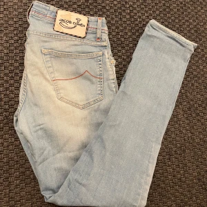 Jacob Cohen 622/ Nick - Snygga ljusblå jeans från Jacob Cohen med röda sömmar och klassisk femficksdesign. Jeansen har en knappgylf och en stilren look som passar perfekt för en avslappnad stil. Märkeslogga på baksidan av midjan. Populärast slim fit modellen 622/ Nick! Nypris ca 5500kr 🤩 Riktigt unika och säljs inte längre 🤝 Skriv vid funderingar 😁