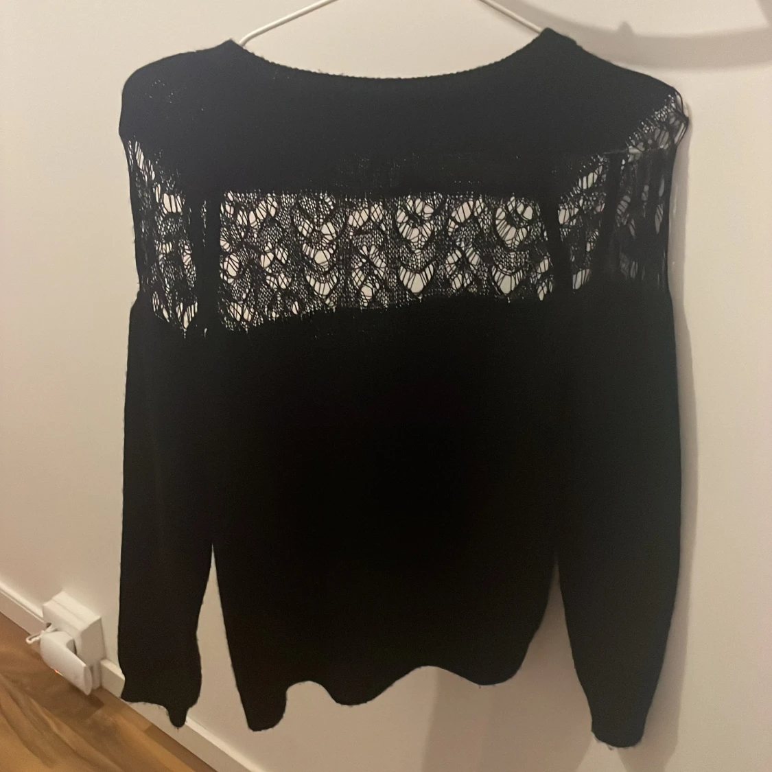 Svart spetsdetaljerad tröja från Trendyol - 1