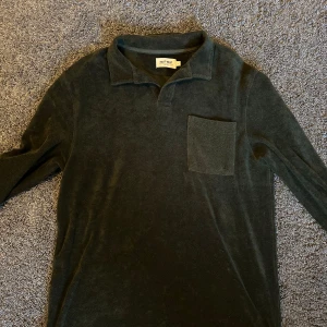 Mörkgrön frotté pike  - Skön långärmad frotté piké i grön färg. Riktigt chill till sommaren, passar M och L