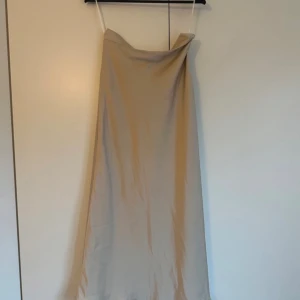 M-KAE Långkjol, Creme, Strl: M - Använd bara några gånger, normal i storleken, dragkedja på sidan.