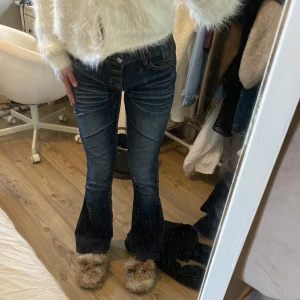 Utsvängda jeans - Supersnygga med hål på knät (syns inte eftersom jag inte står på knä) jag är 167!!❤️😍💞