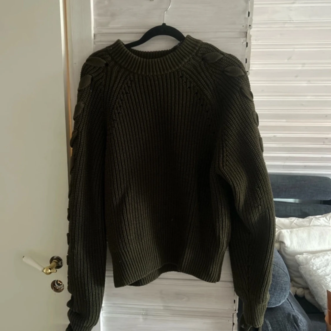 Grön stickad tröja med knytning