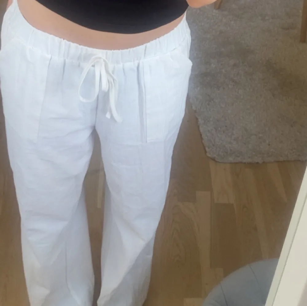Säljer ett par jättefina vita linnebyxor. Byxorna har en loose passform och är perfekta för varma dagar. Aldrig andvända, bara testade! Dom passar mig som är 170.. Farkut & Housut.
