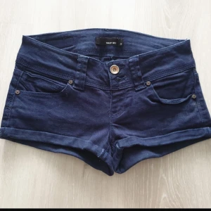 Lågmidjade shorts - Snygga mörkblåa lågmidjade short 