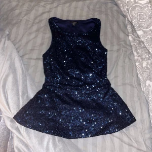 glitter topp mörkblå  - så fin mörkblå super glittrig topp, perfekt till nyår eller fest! stl xs och jättefint skick 💙