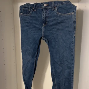 Levi's 551Z Authentic Straight Jeans - Säljer ett par klassiska Levi's 551Z Authentic Straight jeans i blå denim. Helt nya