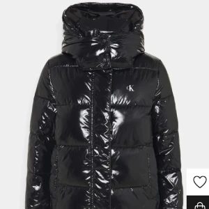 Calvin klein jacka - superfin jacka i bra skick, storlek S men passar även XS. Varm och vattentät, passar bra i vinter. Den har även en avtagbar luva. Skriv privat för fler bilder💕