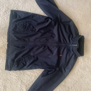 Marin blå  jacka från Polo Ralph Lauren - En marin blå Ralph lauren jacka som tyvärr inte kommer till användning, typ som ny