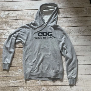 Comme Des Garcons hoodie - Säljer en riktigt fet Comme Des Garcons x Good Designs från 2017 🔥🤩Riktigt fint skick, inga fläckar ❌❌ Står att det är large men sitter som en medium 🤙 Pris kan såklart diskuteras ‼️
