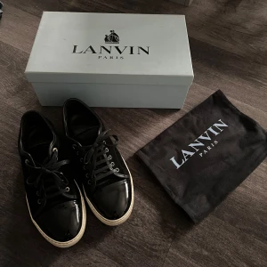 Lanvin skor - Säljer nu ett par lanvin skor i uk 5. Passar 40/41. Skorna är i svart färg och är i superfint skick. Finns inga deffekter och box samt dustbag medföljer.