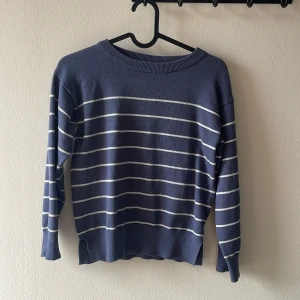 Blå randig tröja från 157 - Säljer en blå tröja med vita ränder från 157. Tröjan har en normal passform och långa ärmar. Perfekt för en avslappnad stil. Pris går att prata om  