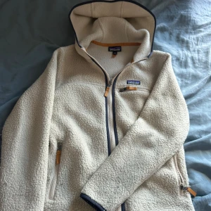 Beige fleecejacka från Patagonia - Beige fleecejacka från Patagonia, mycket bra skick, perfekt till alla stilar, nice till våren/sommaren
