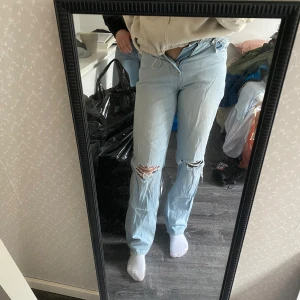 Jeans Gina tricot - Säljer ett par ljusa jeans från Gina tricot som är alldeles för små för mig 😅 knappt använda. Storlek 34. 