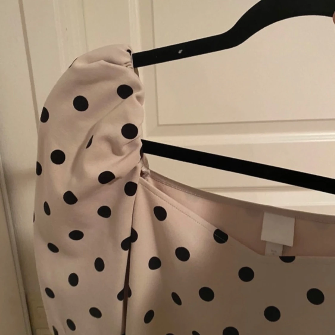 Beige prickig blus - 2