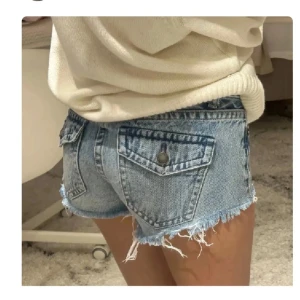 Pull and bear shorts - Jättesnygga shorts från pull and bear! Korta och lågmidjade. Har trätt igenom ett snöre i midjan då dom var för stora men går enkelt att ta bort perfekta nu till sommaren 😍