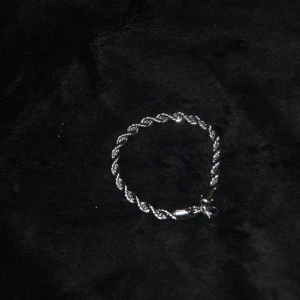 ZANORA | ARMBAND | ROSTFRITT STÅL SILVER TONAD | 6MM - 20CM | - ZANORA Armband i rostfritt stål, silvertonad, erbjuder en elegant och tidlös design. Med en bredd på 6 mm och en längd på 20 cm passar det både för avslappnade och mer festliga tillfällen. Armbandet är tillverkat av slitstarkt material som tål både vatten och slitage. ZANORA, grundat 2024, skapar smycken som kombinerar funktion och stil. Har du några frågor? Tveka inte att kontakta oss!