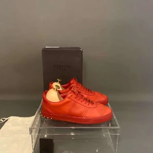  Sneakers från Valentino🔥 Skriv Prisförslag - Intressekol 💫 på dessa snygga röda sneakers från Valentino med en stilren design. Skorna har snörning och är tillverkade i skinn, vilket ger en lyxig känsla. Perfekta för att ge din outfit en färgklick. Fler bilder? KONTAKTA😉SKRIV PRISFÖRSLAG!!