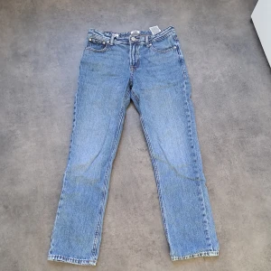Blå jeans från Jack & Jones - Säljer ett par klassiska blå jeans från Jack & Jones regular clark. De har en straight passform och är tillverkade i denim. Perfekta för en avslappnad stil. Nyskick
