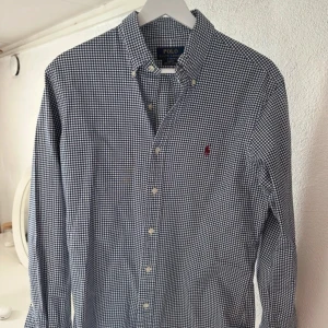 Rutig skjorta från Ralph Lauren - Säljer nu denna feta skjorta från Ralph Lauren🙌 Ny pris är på 1800kr💸Den är M men sitter mer som M/S | Om du har några funderingar eller frågor är de bara att höra av sig👍