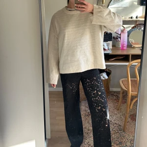 Spetsbyxor - Spetsbyxor från Lindex, inbyggda shorts. Storleken är 40 men jag bär vanligtvis S och de sitter perfekt på mig! Som i nyskick, nypris 700kr. 