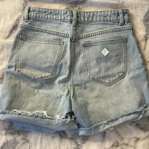 Abrand jeans shorts - Jeansshorts ifrån Abrand jeans, storlek 28 passar mig som brukar ha 36/S. Använda max 2-3 ggr!!